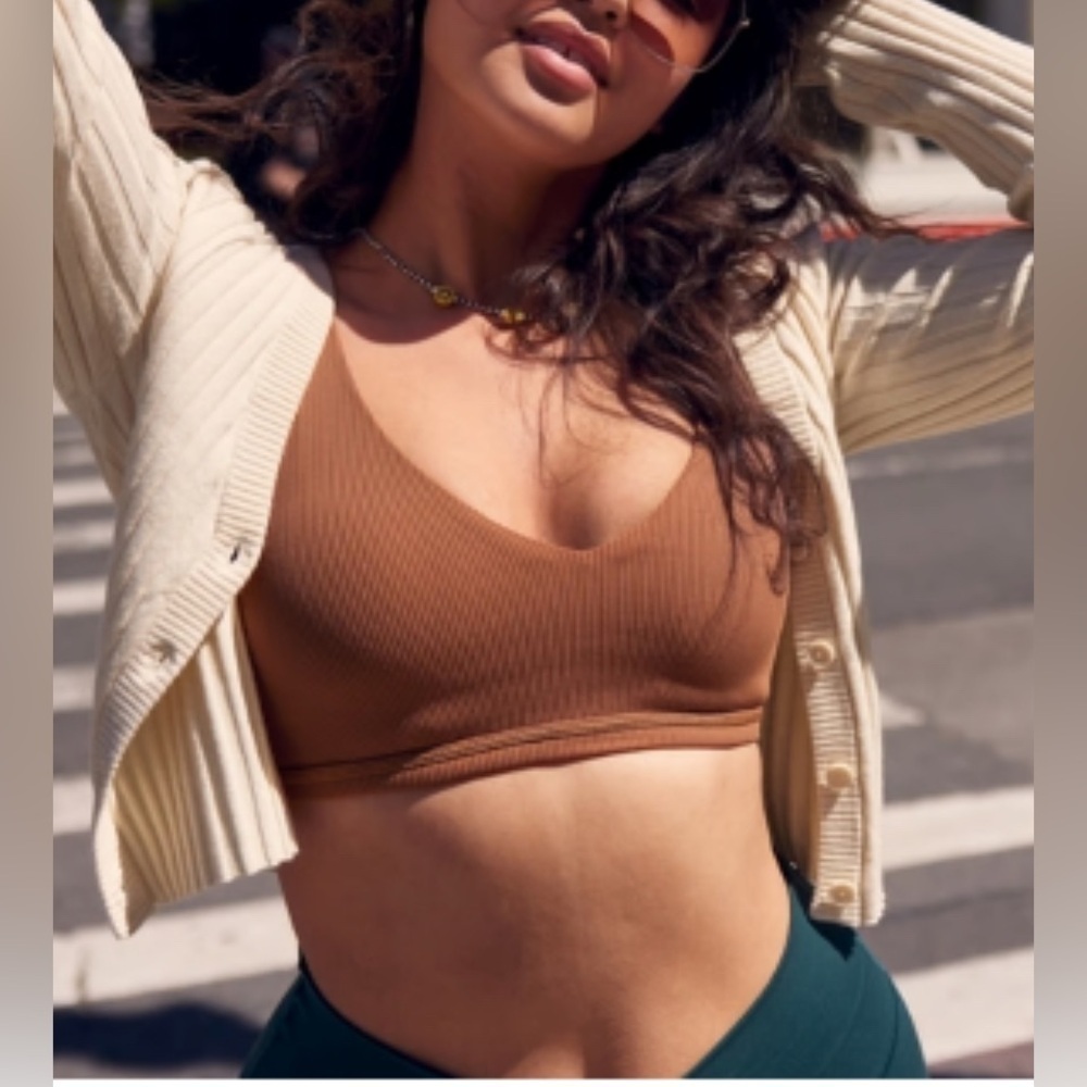 NWT OFFLINE BY AERIE RIBBED PLUNGE
SPORTS BRA